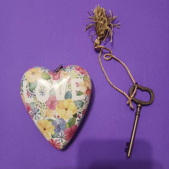Demdaco ART HEARTS Love Colorful Flowers Heart Ornament Goldtone Key - Picture 1 of 5